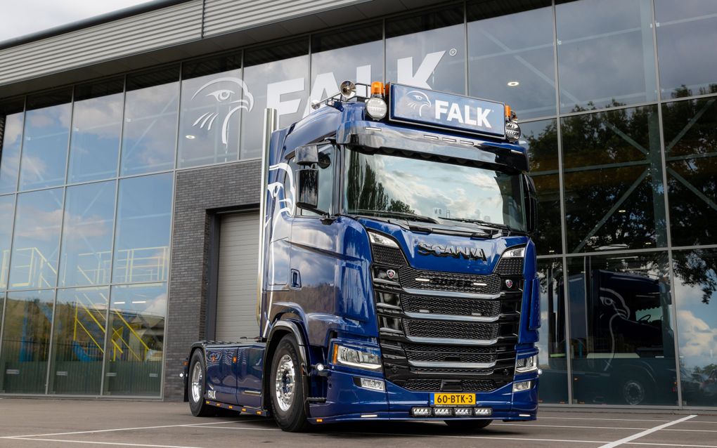 Een truck voor de gevel van het hoofdkantoor van FALK in Ede. 