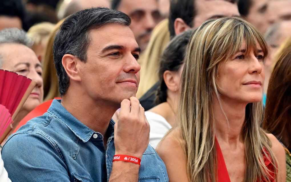 De Spaanse premier Pedro Sánchez en zijn vrouw Begona Gomez. beeld AFP, Javier Soriano 