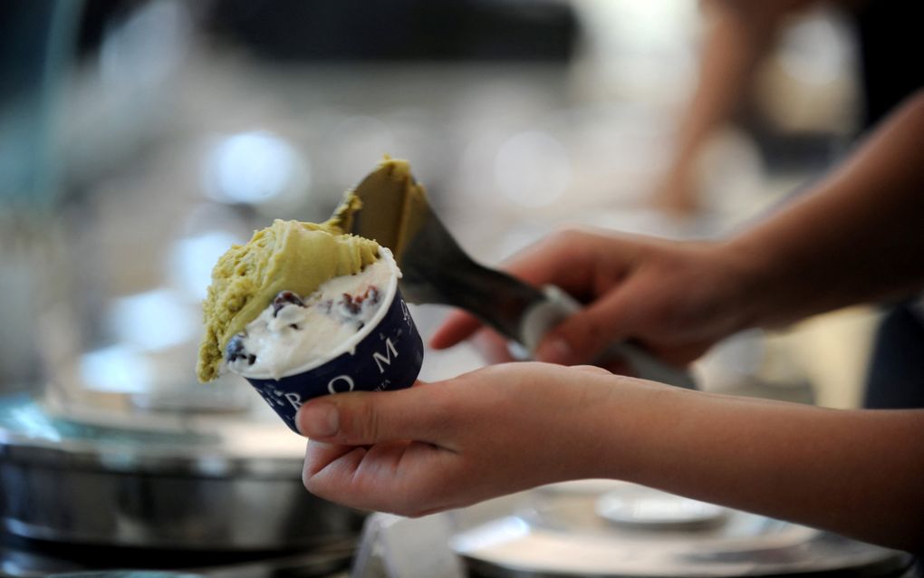 Italiaans ijs is een populaire snack in Milaan. Tot op heden was de lekkernij dag en nacht te koop, maar als het aan het stadsbestuur ligt, komt daar een einde aan. beeld AFP, Tiziana Fabi 