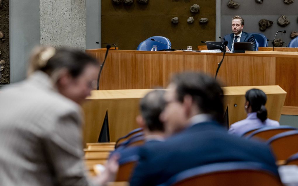 Hugo de Jonge, demissionair minister voor Binnenlandse Zaken en Koninkrijksrelaties, in de Tweede Kamer tijdens een debat over de Wet betaalbare huur. Op de voorgrond overlegt het CDA-Kamerlid Eline Vedder (links) met haar ChristenUnie-collega Pieter Grinwis. beeld ANP, Remko de Waal