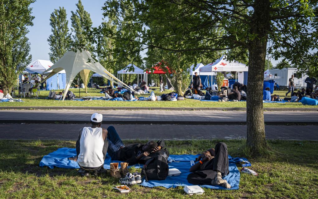 Dagenlang wachten buiten bij overvol Ter Apel: „Heb ik wel echt asiel aangevraagd?”