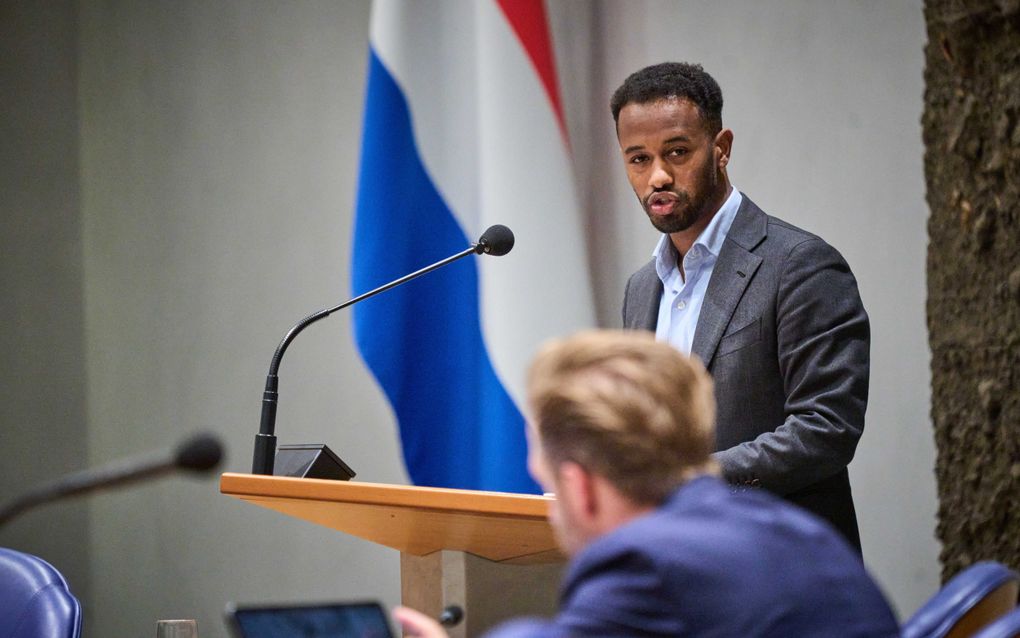 Habtamu de Hoop (GroenLinks/PvdA) in debat met Hugo de Jonge, demissionair minister voor Volkshuisvesting en Ruimtelijke Ordening, tijdens een debat over de huurstijgingen in de vrije sector. beeld ANP, Phil Nijhuis