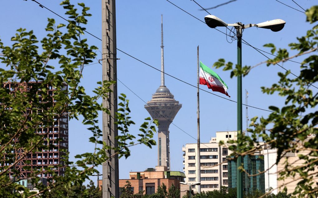 Een groen-wit-rode vlag wappert bij een gebouw.