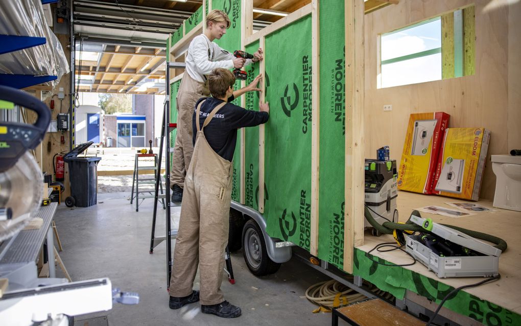 Leerlingen voeren bouwwerkzaamheden uit. beeld ANP, Ramon van Flymen