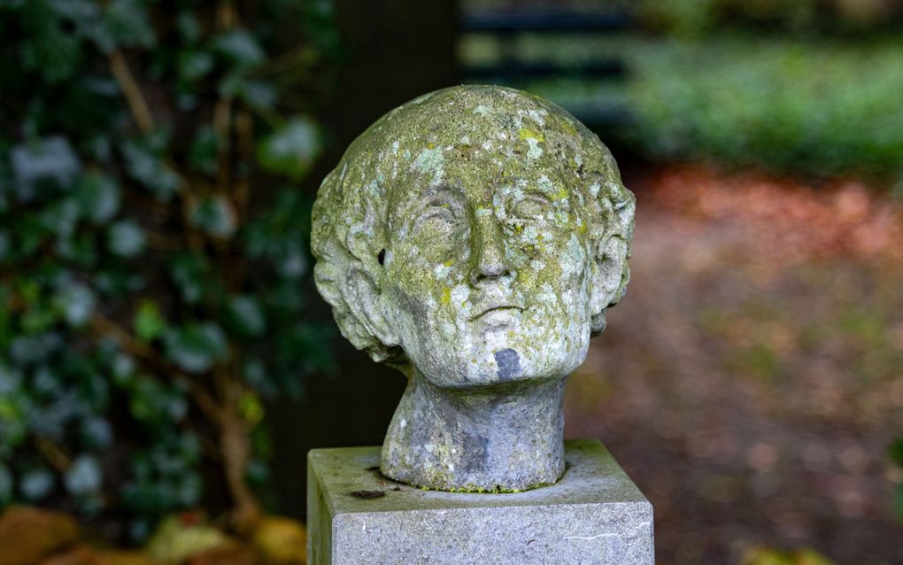 Op de begraafplaats Bergklooster op de Agnietenberg in Zwolle staat een betonnen kopie van het hoofd van Thomas a Kempis (1380-1471), zoals dat was afgebeeld op een wandgraf in de vroegere Sint-Michaëlskerk in Zwolle.  beeld Freddy Schinkel