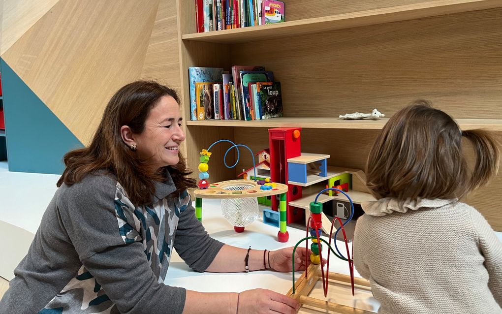 De Spaanse Europarlementariër Margarita de la Pisa (48) met haar 2-jarig dochtertje in de kindercrèche van het Europees Parlement in Straatsburg. beeld RD