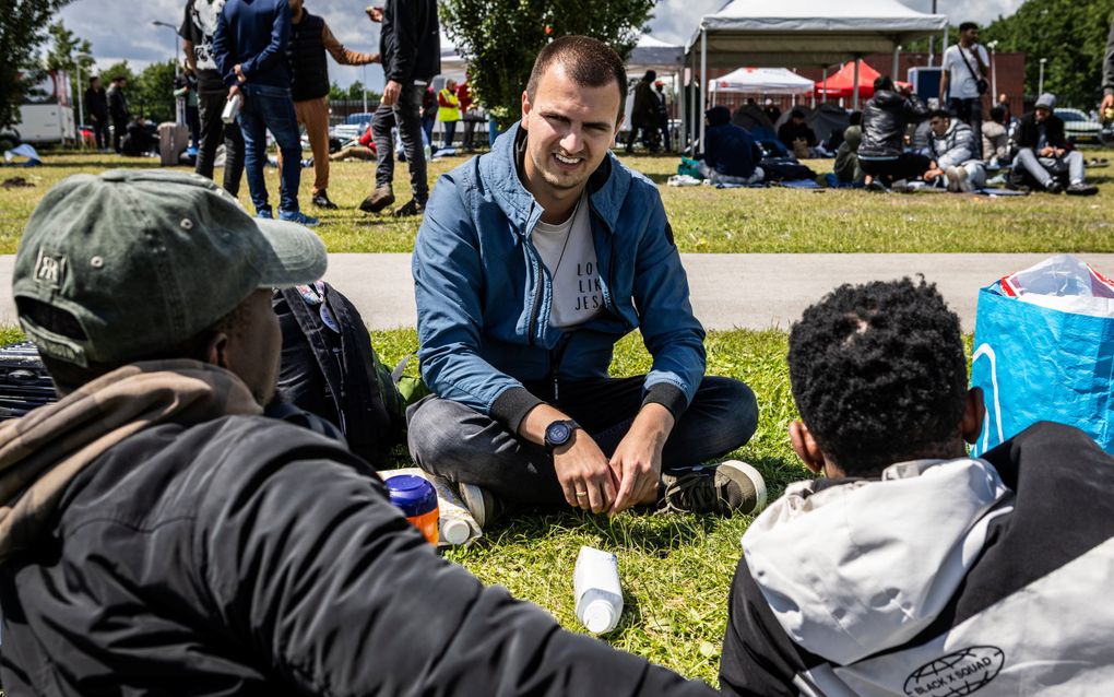 Seth bemoedigt asielzoekers in Ter Apel: „Ik wil hun het gevoel geven dat ze mens zijn, geen nummer”