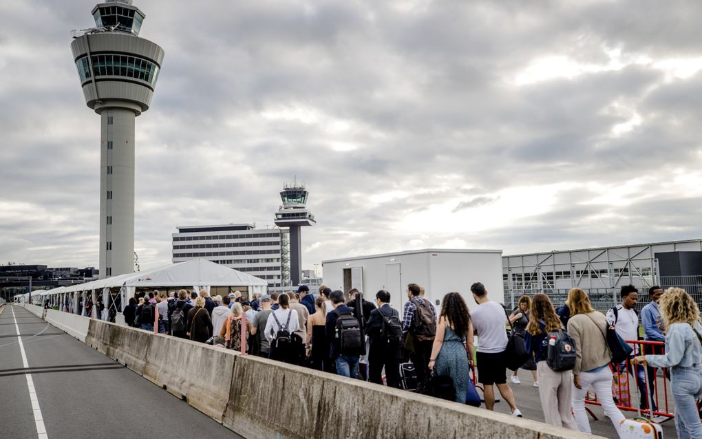 Wachtrij op luchthaven Schiphol, Beeld ANP, Sem van der Wal.