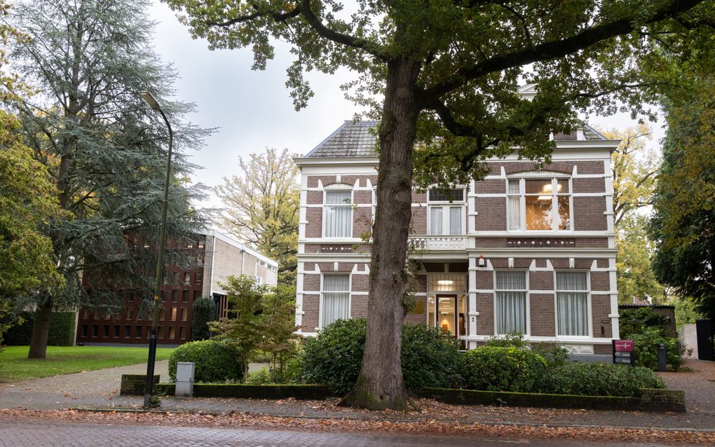 Oud, groot herenhuis in lommerrijke omgeving.