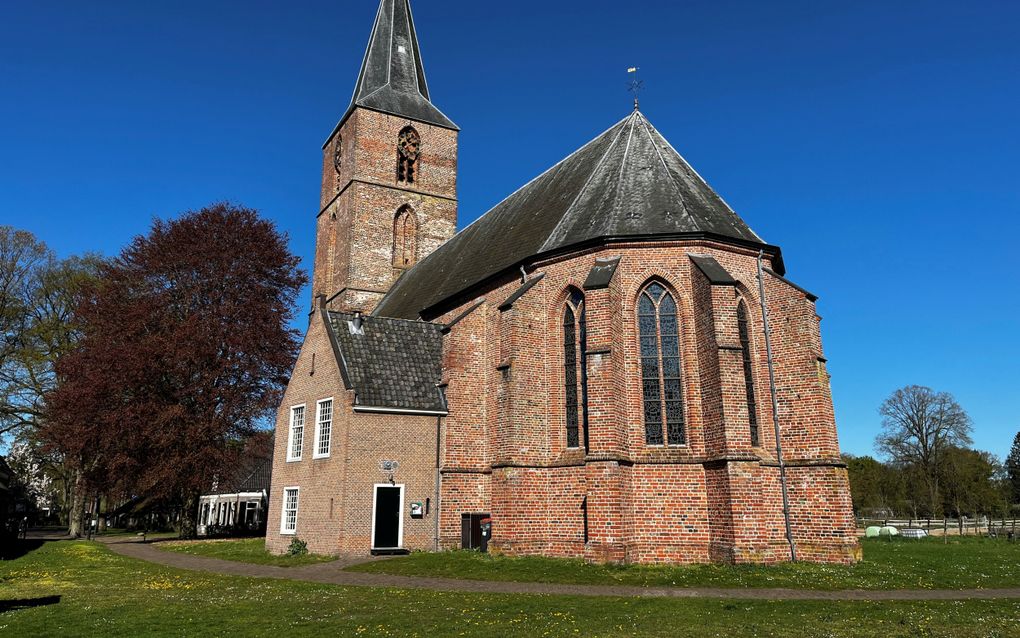 Laatste dienst in hervormde Ichthuskerk Bennekom, kerk Rolde wil geen paasvuur meer op weiland – en 