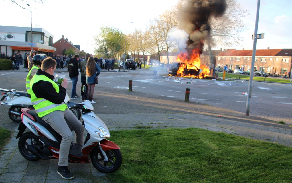 Auto’s gaan in vlammen op tijdens een onrustig verlopen koningsnacht in 2017 in Urk. beeld ANP, Ginopress