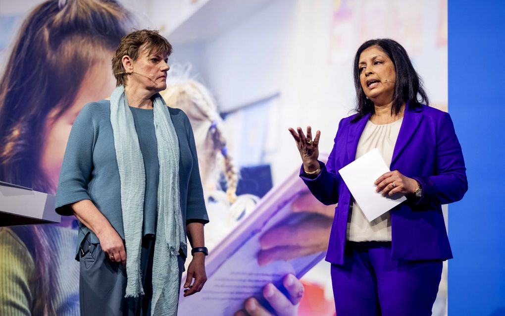 Onderwijsminister Mariëlle Paul (r.) neemt het onderzoeksrapport ”de Staat van het Onderwijs” van de Inspectie van het Onderwijs in ontvangst. beeld ANP, Robin van Lonkhuijsen