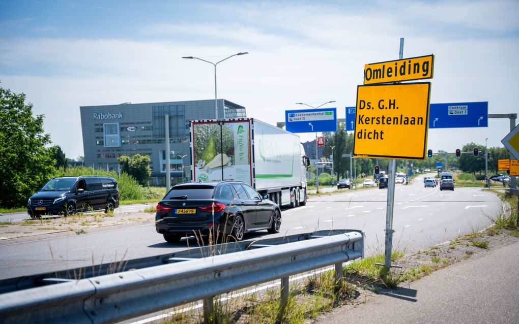 Ineens is daar, vanaf de snelweg, het felgekleurde bord: Ds. G.H. Kerstenlaan dicht