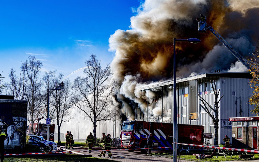 Hevige brand in 2022 in een complex met flexwoningen in Amsterdam. Het gebouw is een van de voorbeelden waarbij te weinig aandacht was voor brandveiligheid, aldus een rapport. beeld ANP, Robin Utrecht 