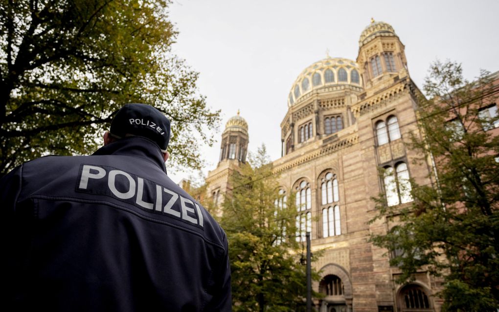 Een politieman bewaakt de ingang van de zogenaamde Nieuwe Synagoge in Berlijn. beeld AFP, Christoph Soeder