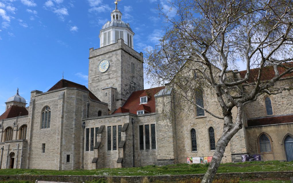 De Portsmouth Cathedral –bijnaam: de kathedraal van de zee– is gebouwd rond 1185 en ligt op een steenworp afstand van de zee. beeld Riekelt Pasterkamp