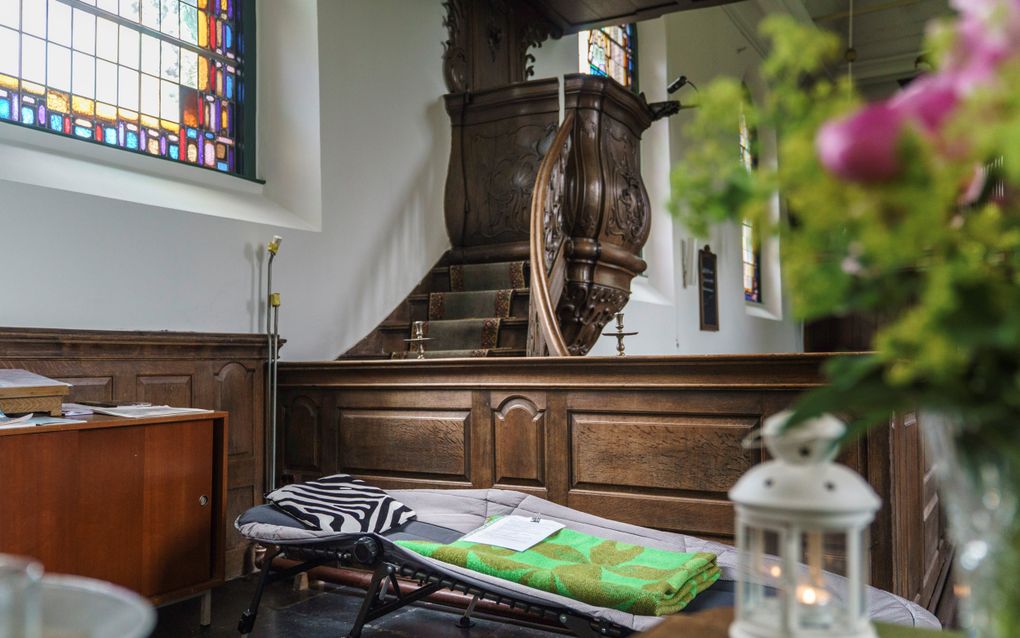 Stretchers in de Johanneskerk in Losdorp, de eerste refugio in Groningen