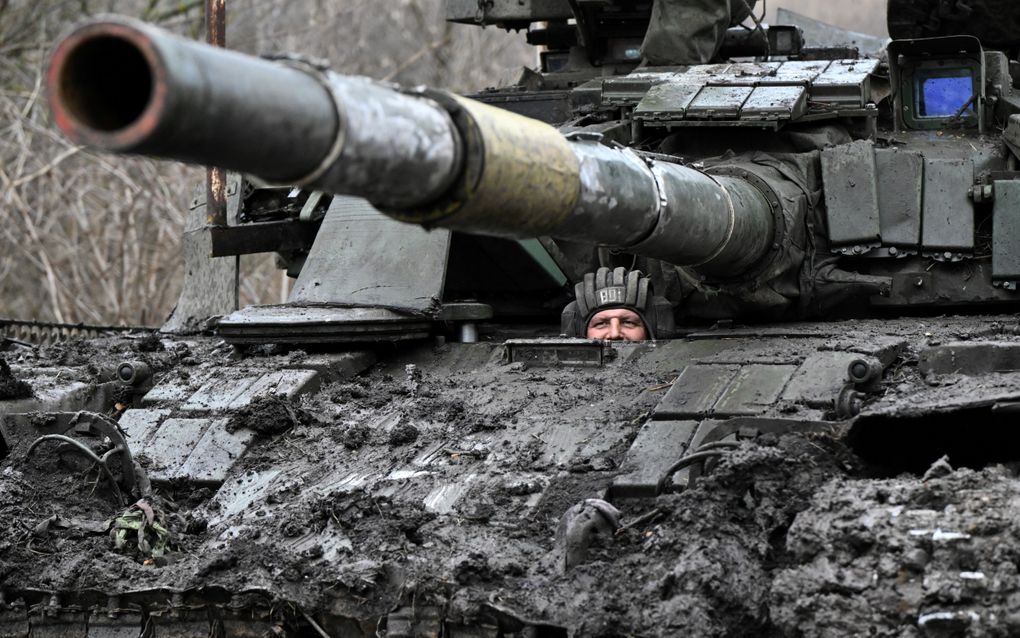 Een Oekraïense militair bestuurt een gevechtstank. De situatie aan het front in Oekraïne is penibel. beeld AFP, Genya Savilov