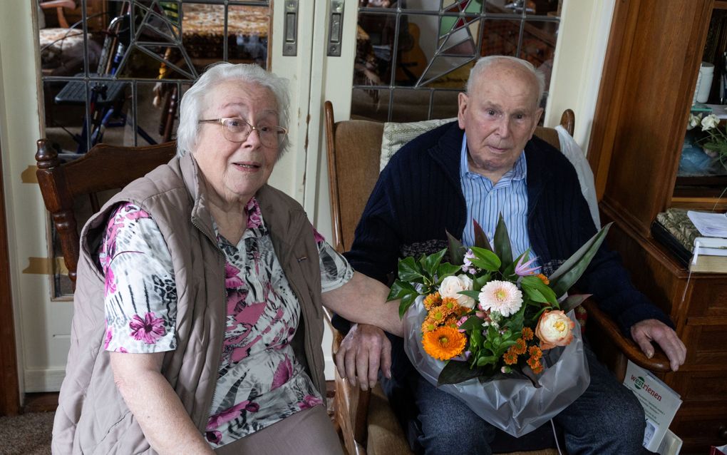 Truida en Wout de Heus ontvangen van familie de Groot een bloemetje. „Truida zorgt ontzettend goed voor haar broer.” beeld Anton Dommerholt