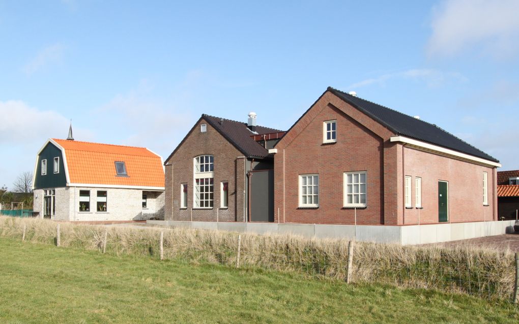 Ds. Bakker doet intrede in gereformeerde gemeente Oosterend