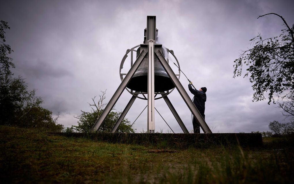 Een medewerker maakt het monument op de Waalsdorpervlakte schoon ter voorbereiding op de herdenking van 4 mei. beeld ANP, PHIL NIJHUIS