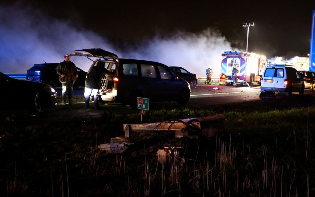 Hulpdiensten op de A59 bij Sprang-Capelle, waar in maart 2023 vier gezinsleden om het leven kwamen door een verkeersongeval. De veroorzaker werd recent veroordeeld tot tien jaar cel en tbs. Beeld  ANP, Erik Haverhals