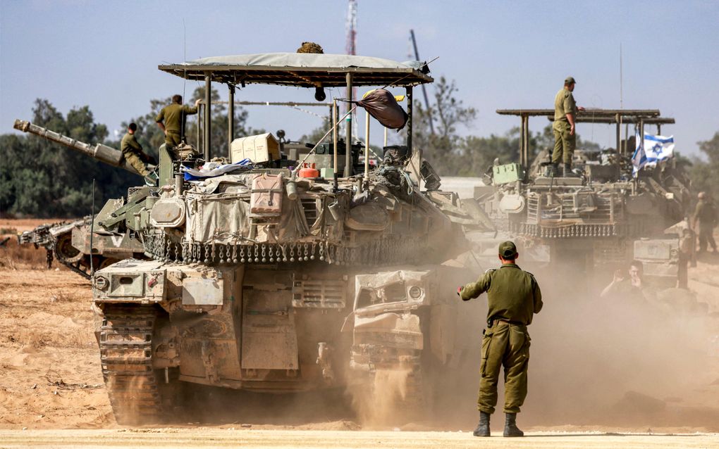 Een Israëlische soldaat manoeuvreert met zijn tank in de Gazastrook. beeld AFP