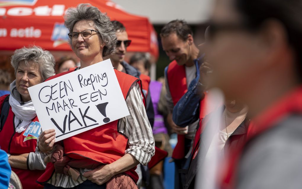 Demonstratie van zorgverleners in de gehandicaptenzorg, vorig jaar. Van de 1900 nieuwe zorgaanbieders die in 2023 startten in de sector, heeft een groot deel nog niet alles op orde om goede en veilige zorg te verlenen, concludeerde de Inspectie Gezondheidszorg en Jeugd dinsdag. beeld ANP, Lex van Lieshout