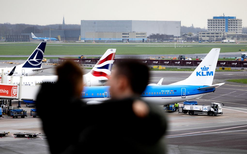 Vliegtuigen op Schiphol. Door de aankoop van boerderijen haalde de luchthaven stikstofruimte binnen voor een natuurvergunning. beeld ANP, Ramon van Flymen