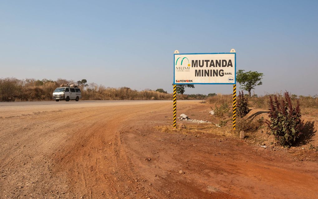 Ingang van een koper- en kobaltmijn in Congo. „Inheemse volkeren moeten centraal staan bij elk voorstel voor mijnbouw en hernieuwbare energie dat gevolgen heeft voor hun gebieden.’’  beeld AFP, Emmet Livingstone