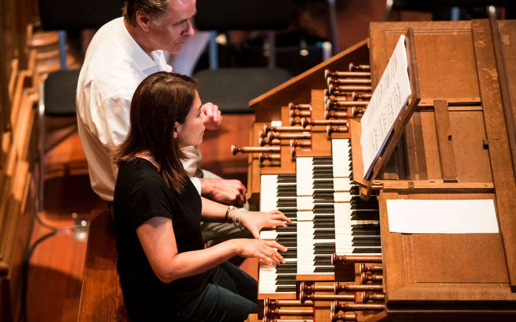 Matthias Havinga geeft les over Bach tijdens jubilerend orgelfestival Haarlem