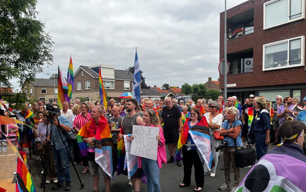 Protest in Oldebroek tegen stop op hijsen regenboogvlag; ook kar met dode schapen tegen de wolf