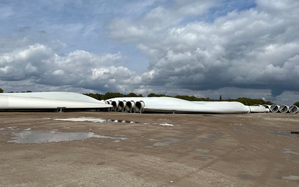 Op een bedrijventerrein in Barneveld aan de A1 liggen tientallen gereviseerde windmolenbladen van Business in Wind op een rij. beeld RD