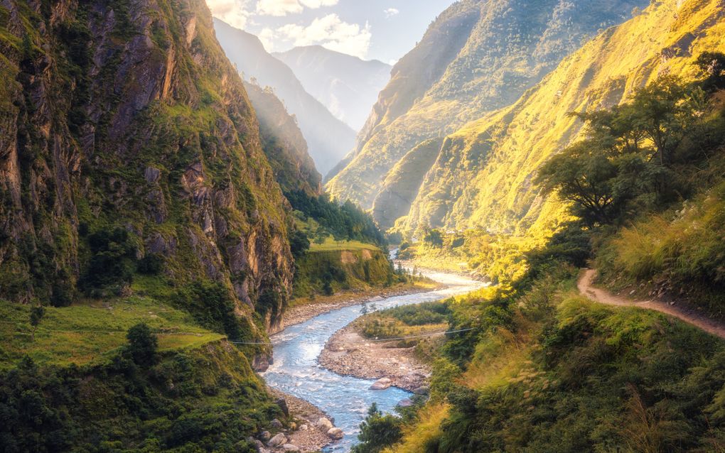 „De psalmisten spreken over heel de aarde die God toejuicht, over rivieren die in de handen klappen en over bergen die het uitjubelen (Psalm 98). In dat koor mag ook de mens meezingen.” beeld iStock