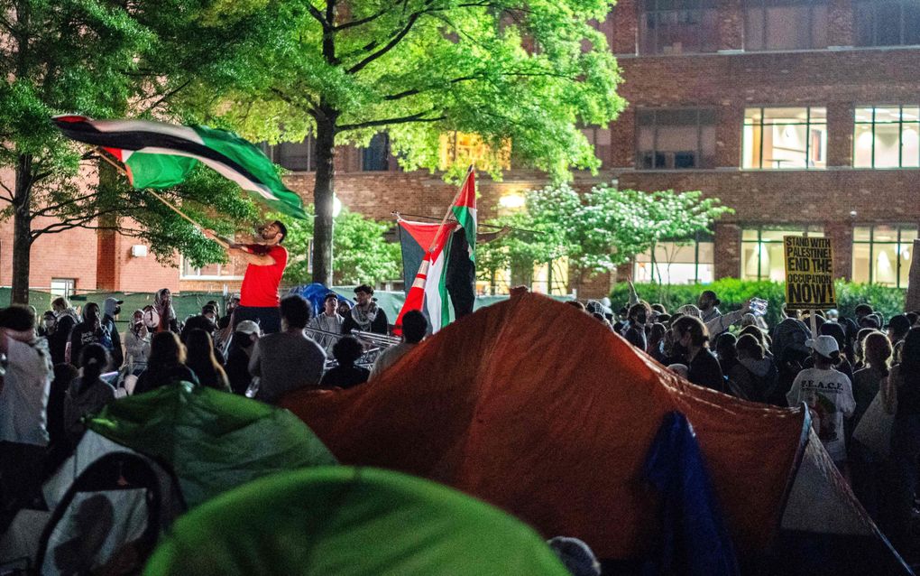 Een pro-Palestijns studentenprotest op de George Washington University, begin deze week in Washington D.C. Volgens de Joodse student David Galler zijn veel demonstraties „doortrokken van Jodenhaat”. beeld Kent Nishimura, Getty Images via AFP