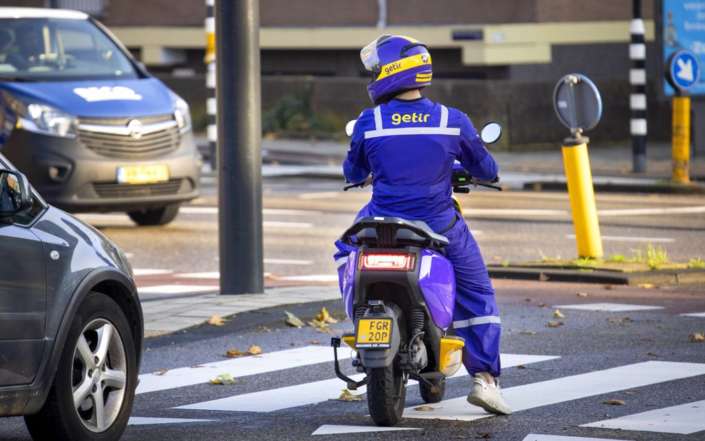 Een flitsbezorger van de Turkse boodschappenbezorgdienst Getir. Het bedrijf meldde eerder deze week uit Nederland te zullen vertrekken. beeld ANP, Ramon van Flymen