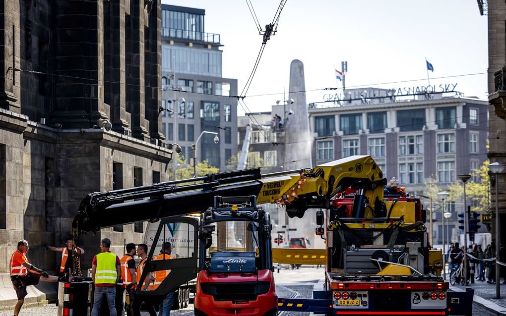 Bij een ingang van de Dam naast het Koninklijk Paleis is donderdag een afzetting geplaatst. De gemeente heeft extra maatregelen genomen om de nationale herdenking zaterdagavond ongestoord te laten verlopen. Op de achtergrond het monument, dat donderdag de jaarlijkse schoonmaakbeurt kreeg. beeld ANP, Remko de Waal