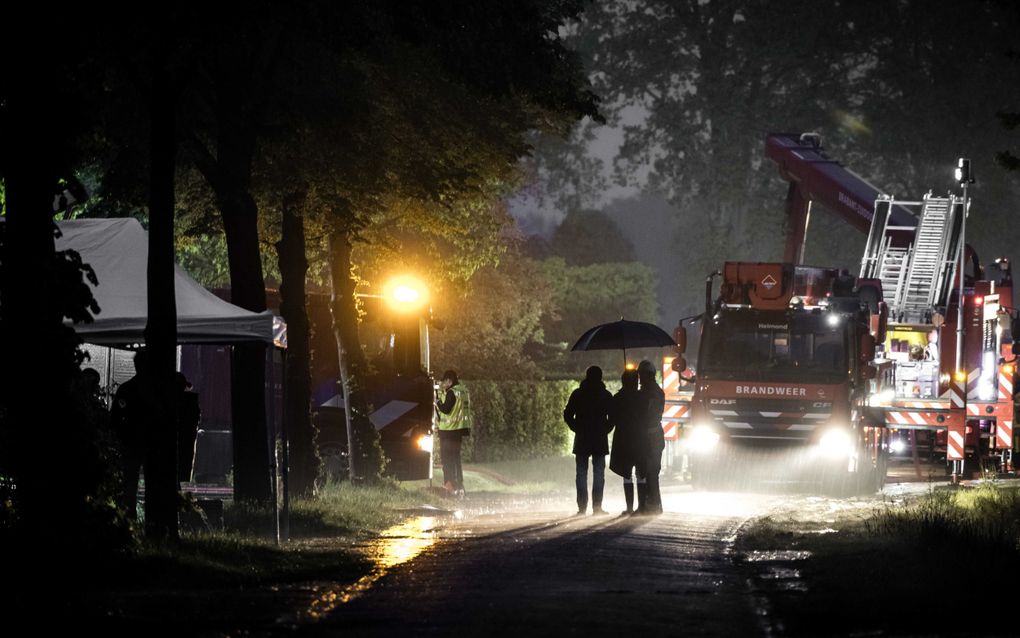 Een woning in Lierop werd getroffen door brand. De brand in de woning met een rieten kap is mogelijk door bliksem ontstaan. beeld ANP, ROB ENGELAAR