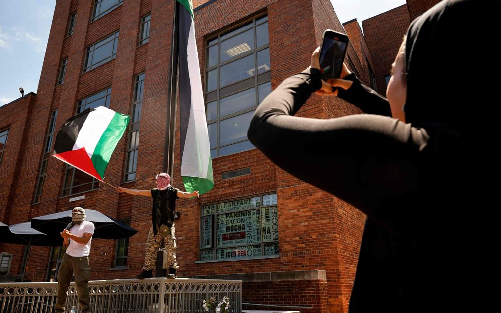 Pro-Palestijnse betogers op de campus van de George Washington University in Washington. beeld AFP