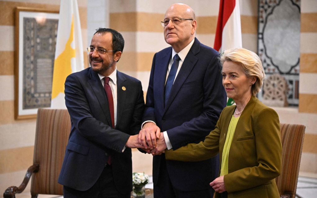 De Libanese premier Najib Mikati (midden) drukt donderdag in Beiroet de hand van de voorzitter van de Europese Commissie, Ursula von der Leyen, en de Cypriotische president Nikos Christodoulides. beeld AFP, Joseph Eid