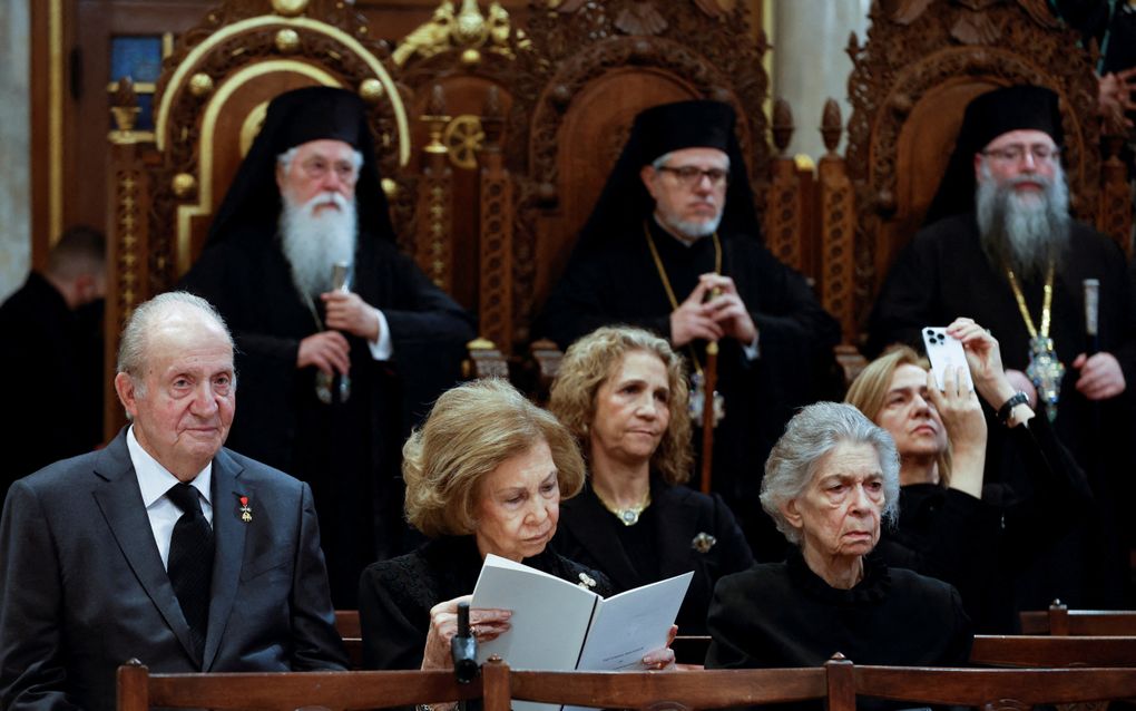 De Spaanse emeritus koning Juan Carlos, koningin Sofia en prinses Irene, met achter hen de prinsessen Elena en Cristina, in januari 2023 bij de rouwdienst van de Griekse koning Constantijn in de kathedraal van Athene. beeld AFP, Stoyan Nenov