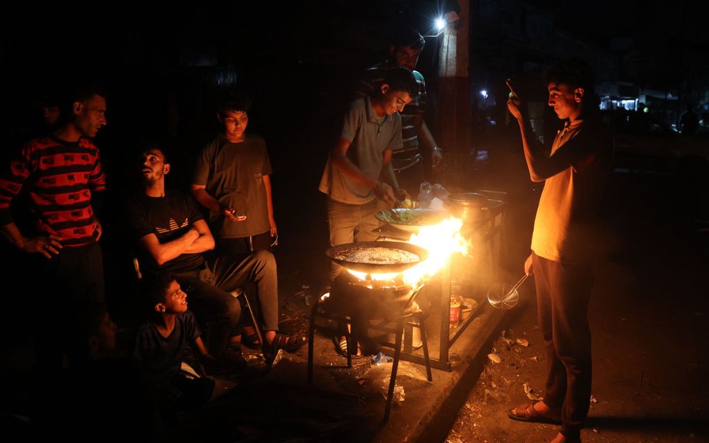 Palestijnen bereiden zaterdag voedsel in Rafah. Burgers zijn opgeroepen het oostelijke deel van de stad te verlaten. beeld AFP