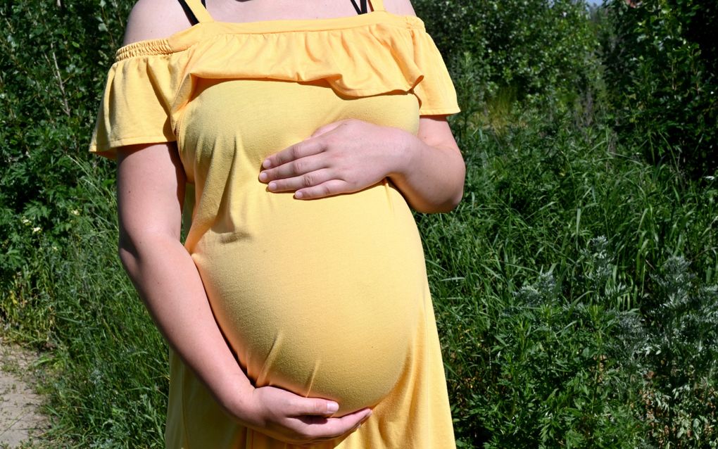 Baby in handen van de moeder.