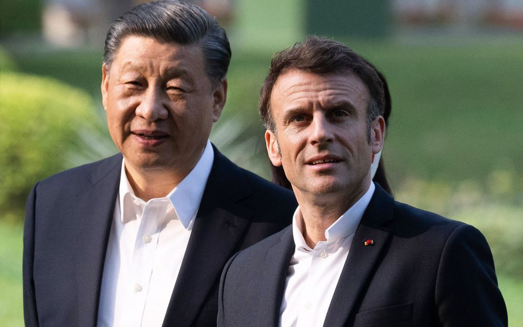 De Chinese president Xi Jinping (l.) samen met de Franse president Emmanuel Macron, tijdens een eerdere ontmoeting in april 2023. beeld AFP, Jacques Witt