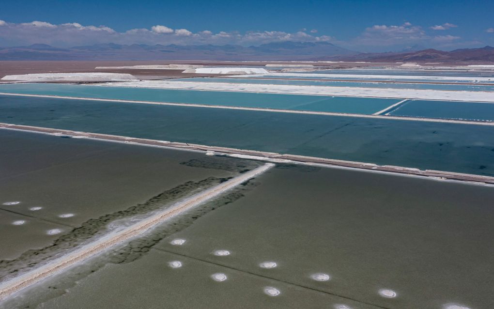 De pekelbassins en verwerkingsgebieden van de lithiummijn van het Chileense bedrijf Sociedad Quimica Minera in de Atacamawoestijn in Chili. Chili is de op een na grootste producent ter wereld van lithium – cruciaal voor de productie van batterijen voor elektrische auto's. beeld AFP, Martin Bernetti