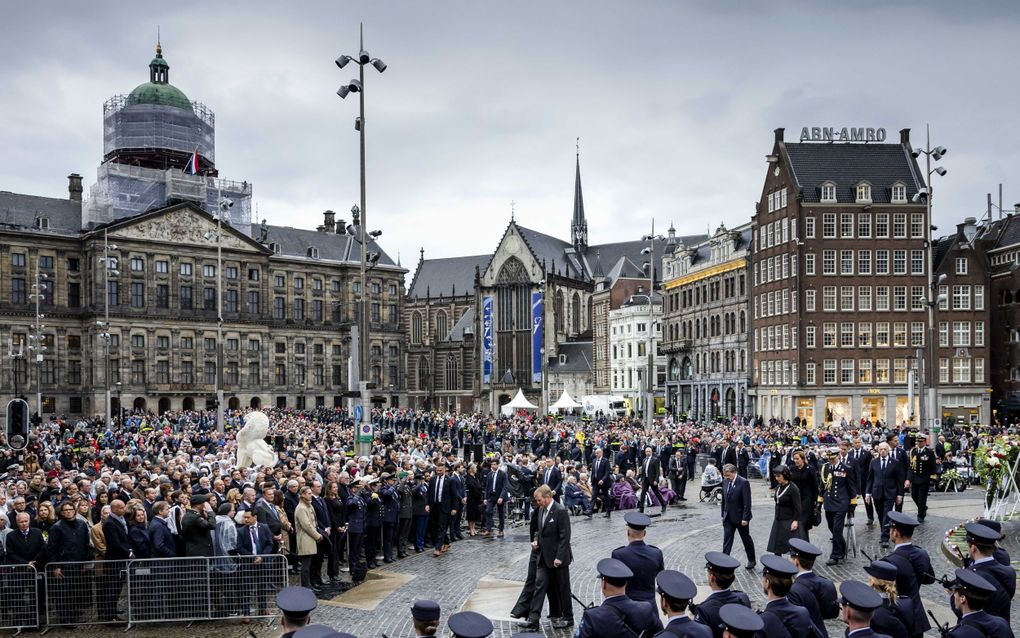 Koning Willem-Alexander en koningin Máxima openen het defilé tijdens de Nationale Dodenherdenking op de Dam. beeld ANP, Sem van der Wal