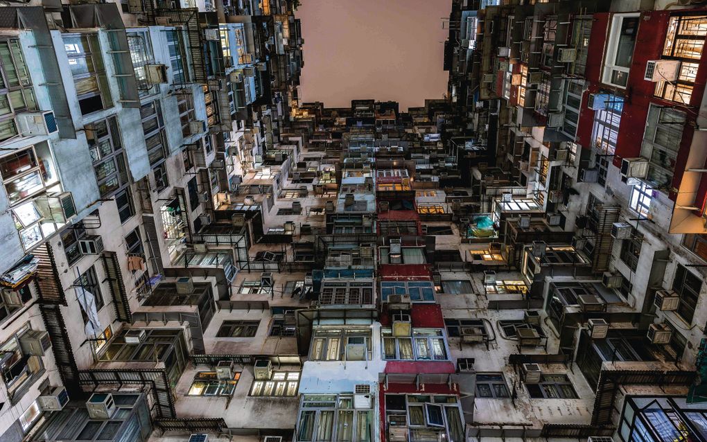 Een record brekende hittegolf teistert delen van Azië. Airco’s, die ook aan deze flat in Hong Kong hangen, zijn geen overbodige luxe. beeld AFP, Dale de la Rey