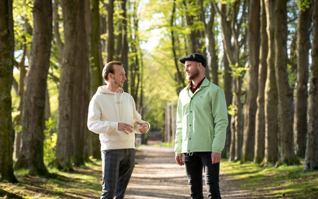 Cornel Vlot (l.) en Peter ter Maaten, beiden uit Ede, zaten bij elkaar in de klas, maar namen kerkelijk gezien een verschillende afslag. Peter: „Ik vind het mooi hoe open jij bent over zoiets persoonlijks als je geloof”. beeld Niek Stam