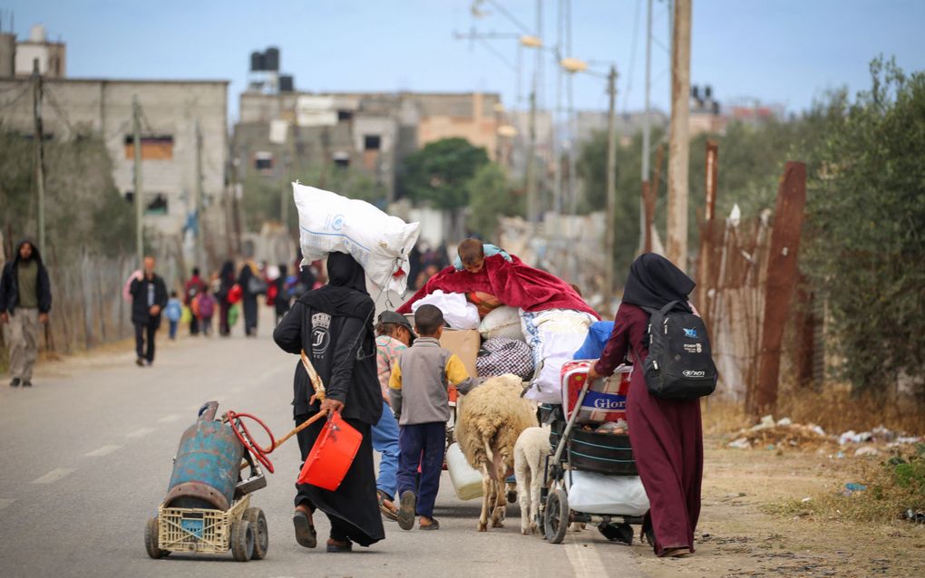 Palestijnen geven maandag gehoor aan de Israëlische oproep om Rafah te verlaten in verband met een ophanden zijnd offensief. beeld AFP