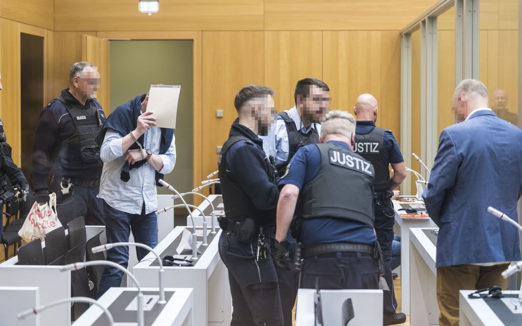 Gedaagden arriveren op de eerste dag van het proces tegen de Reichsbürgerbeweging in Stuttgart. Ze worden verdacht van lidmaatschap van een terroristische organisatie en het voorbereiden van hoogverraad. beeld EPA, Thomas Lohnes 